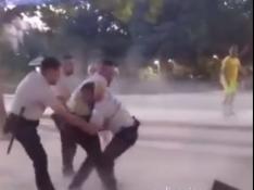 Captura del vídeo de la pelea entre dos vigilantes en Calatayud.