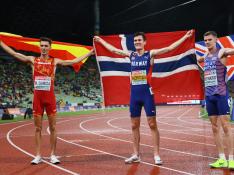 Ingebrigtsen celebra su triunfo, flanqueado por Heyward (plata) y García Romo (bronce).
