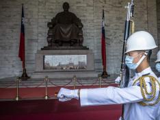 Soldados de Taiwan hacen guardia ante la estatua de Chiang Kai-shek