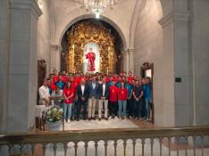 La SD Huesca, en su tradicional ofrenda en la Basílica de San Lorenzo.