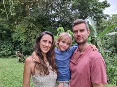 Ana Gaspar, junto a su marido y su hijo, en su finca de Costa Rica, donde viven de manera autosuficiente.