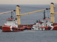Los expertos continúan trabajando en la bahía de Algeciras.