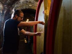 En las cuevas de Bodegas Frontonio, Fernando Mora afina sus vinos.