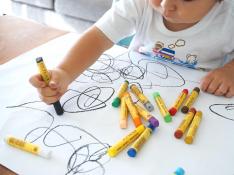 Imagen de archivo de un niño pintando con ceras
