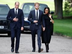 El ya Príncipe de Gales con su hermano Enrique y su cuñada Meghan en Windsor.