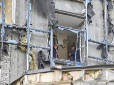 Dos locales, entre los restos de un complejo de ocio destrozado por los rusos en Járkov.