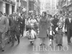 Doña Sofía con las infantas Elena y Cristina, y el príncipe Felipe, de niños, en la Ofrenda de Flores de las fiestas del Pilar de Zaragoza el 12 de octubre de 1970.
