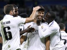 CLos jugadores del Madrid felicitan a Asensio tras su gol
