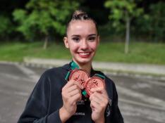 Inés Bergua luce dos de los tres bronces conquistados en el Mundial de Sofía.
