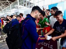 Asensio firma autógrafos en el aeropuerto de Zaragoza.