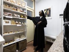 Sor Petronila muestra las pastas en el convento de Santa Mónica de Zaragoza.