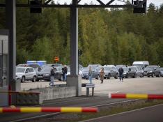 Una fila de coches intentando abandonar Rusia hacia Finlandia este viernes.