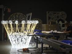 Operarios de iluminaciones Ximénez preparan los montajes de las luces navideñas.