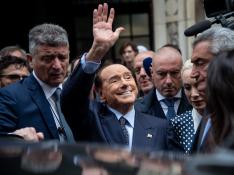 Berlusconi este domingo a su salida del colegio electoral en el que ha votado.