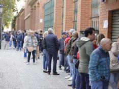 Filas en la plaza de toros de la Misericordia de Zaragoza para comprar las entradas de la Feria Taurina del Pilar. gsc