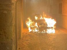 El coche incendiado se encontraba estacionado en una calle de Ejea.
