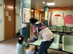 Una madre enseña a su pequeña las medidas higiénicas a seguir en la consulta de pediatría del Centro de Salud de Sagasta.
