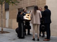 Un grupo de tres mariachis se presentan ante la sede de JuntsxCat
