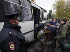 Reservistas movilizados rusos al salir de Moscú.