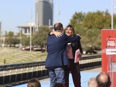 Abrazo de Lola Ranera y Javier Lambán en el acto celebrado en la explanada de entrada a la Expo