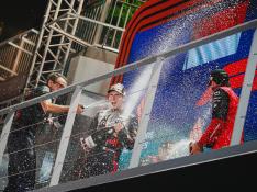 Sergio Pérez celebra el triunfo con Carlos Sainz en el podio