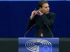 Abir Al-Sahlani se corta el pelo ante el Parlamento Europeo.