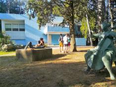 Estudiantes en la finca Beulas, delante del estudio del pintor que diseñó García Paredes.