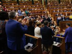 La bancada socialista aplaudiendo a Calviño en el Congreso