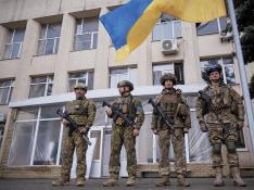 Soldados ucranianos celebran la reconquista de una ciudad del área de Donetsk