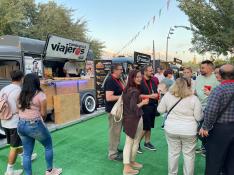 Ambiente en la apertura del Festival Food Trucks junto al río Ebro