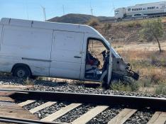 La furgoneta se quedó "prácticamente sin motor" al ser golpeada por un tren en El Burgo de Ebro.