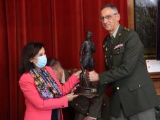 La ministra Margarita Robles entrega el premio extraordinario de Defensa al director del Hospital Militar, general Juan Antonio Lara, en la antigua Capitanía.