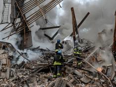 Los equipos de rescate trabajan entre los escombros de los edificios de Zaporiyia.