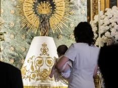 Ana Badía y su hija Lara posan junto al manto de la Virgen el pasado 15 de julio, tras retomarse esta tradición.