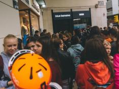 Decenas de adolescentes esperan entrar a la primera tienda de Blue Banana en Zaragoza.