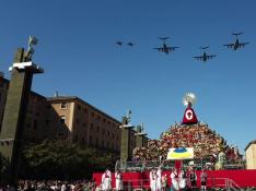 Así ha sido el paso de los aviones de la Base de Zaragoza sobre la plaza del Pilar