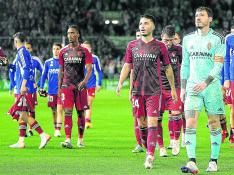 Los jugadores del Real Zaragoza, con el capitán Cristian Álvarez a la cabeza, se retiran derrotados del Sardinero