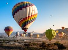 Foto de archivo de globos volando en Capadocia