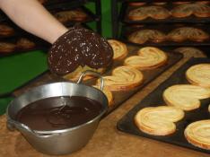 Proceso de elaboración de las palmeras de chocolate en Bombonera Oro.