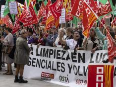 Trabajadoras de la limpieza en la protesta de ayer frente al Ayuntamiento de Zaragoza