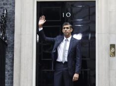 Rishi Sunak enytrando a la residencia de Downing Street