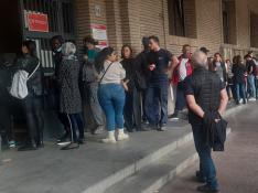Decenas de personas esperan a las puertas del Ayuntamiento para entrar en el registro