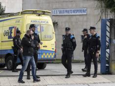 Efectivos de la Policía Local en el instituto Julio Prieto Nespereira en Orense