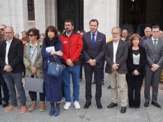 El alcalde de Valladolid, Óscar Puente, y el resto de miembros de la corporación, durante el minuto de silencio en memoria de la mujer.
