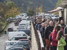 Fotos de visitantes esperando acceder al Valle de Ordesa, desde Torla.