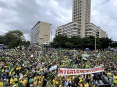 El bolsonarismo va a las puertas de los cuarteles y pide un golpe contra Lula