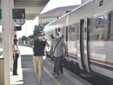 Tren de media distancia en la estación intermodal de Huesca.