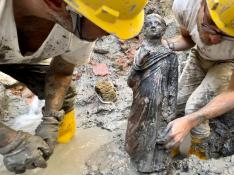 Italia encuentra ocultas bajo el barro 24 estatuas romanas y etruscas