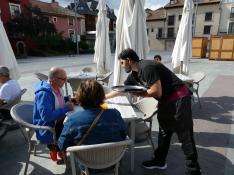 El puesto de camarero es uno de los más demandados dentro del sector turístico del Pirineo.