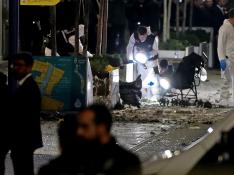 Investigadores analizan la zona de la explosión en Estambul
